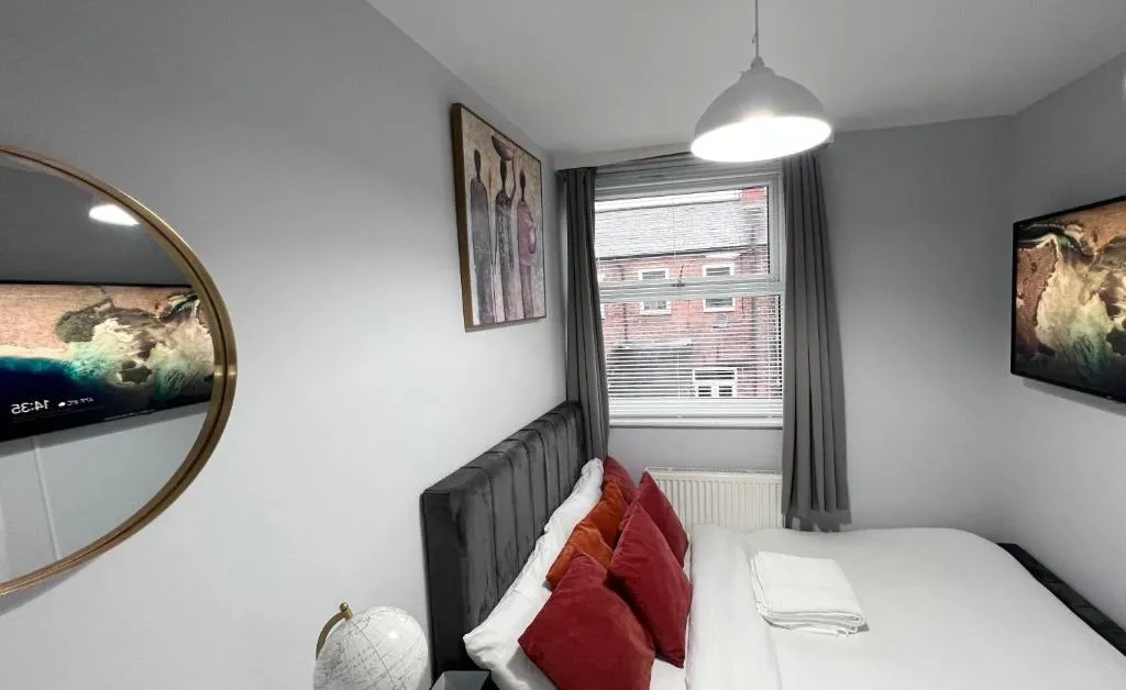 Image of Large 4 Bedroom TownHouse with Free Parking Near MCR Center