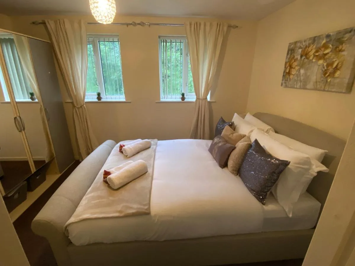 Image 4 of Lovely 2 Dbl bed apartment near Heaton Park and North Manchester Hospital with parking