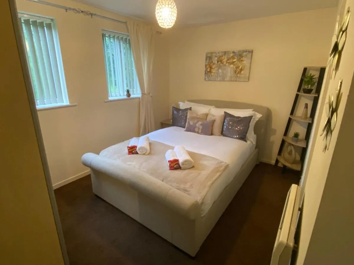 Image 5 of Lovely 2 Dbl bed apartment near Heaton Park and North Manchester Hospital with parking