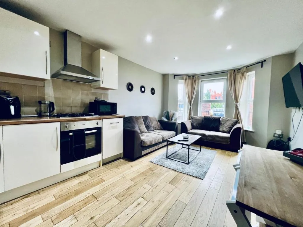Image of Lovely 4 bed (sleeps 8) apartment close to city