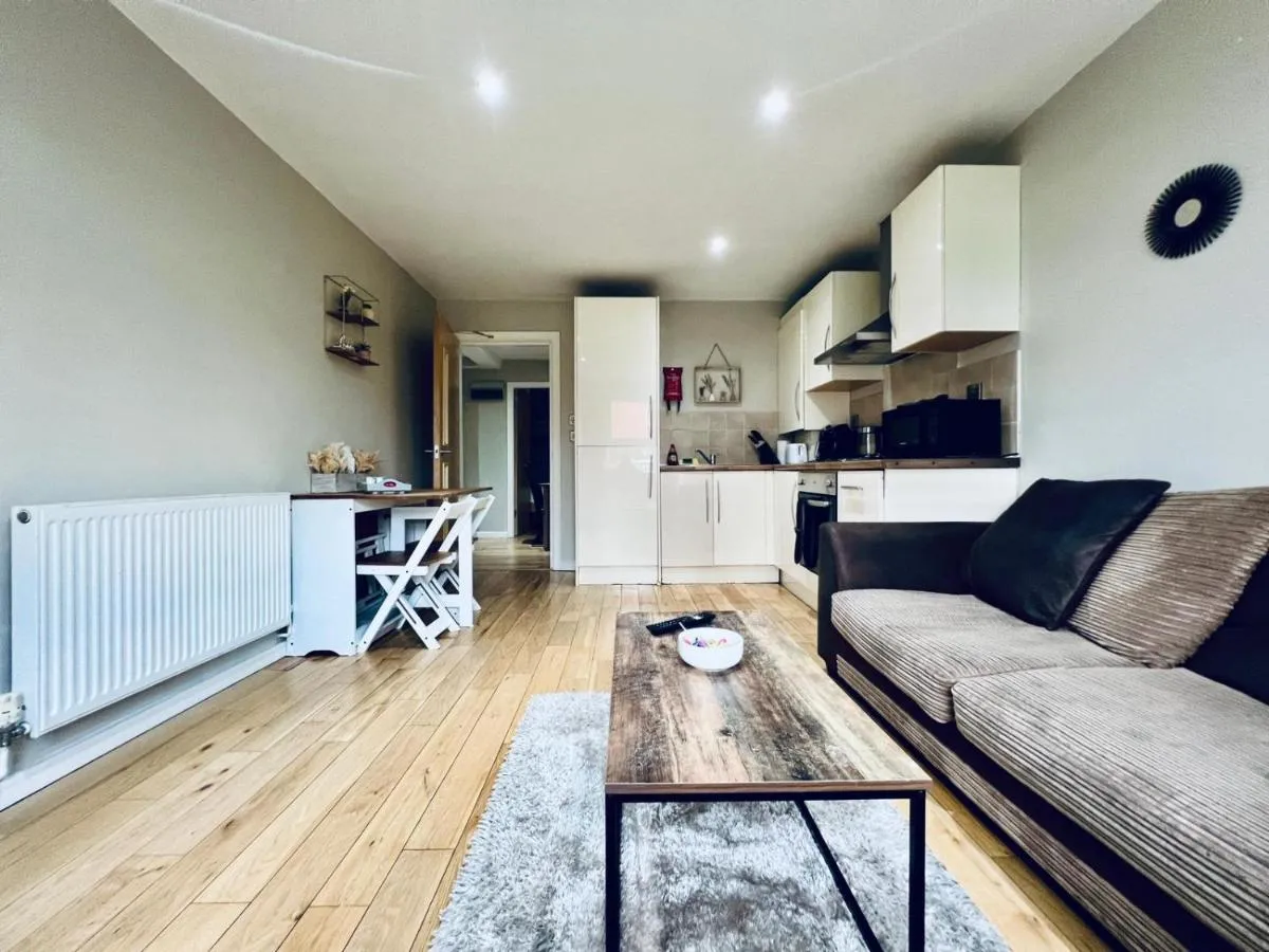 Image 1 of Lovely 4 bed (sleeps 8) apartment close to city