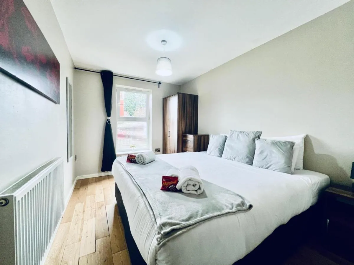 Image 2 of Lovely 4 bed (sleeps 8) apartment close to city