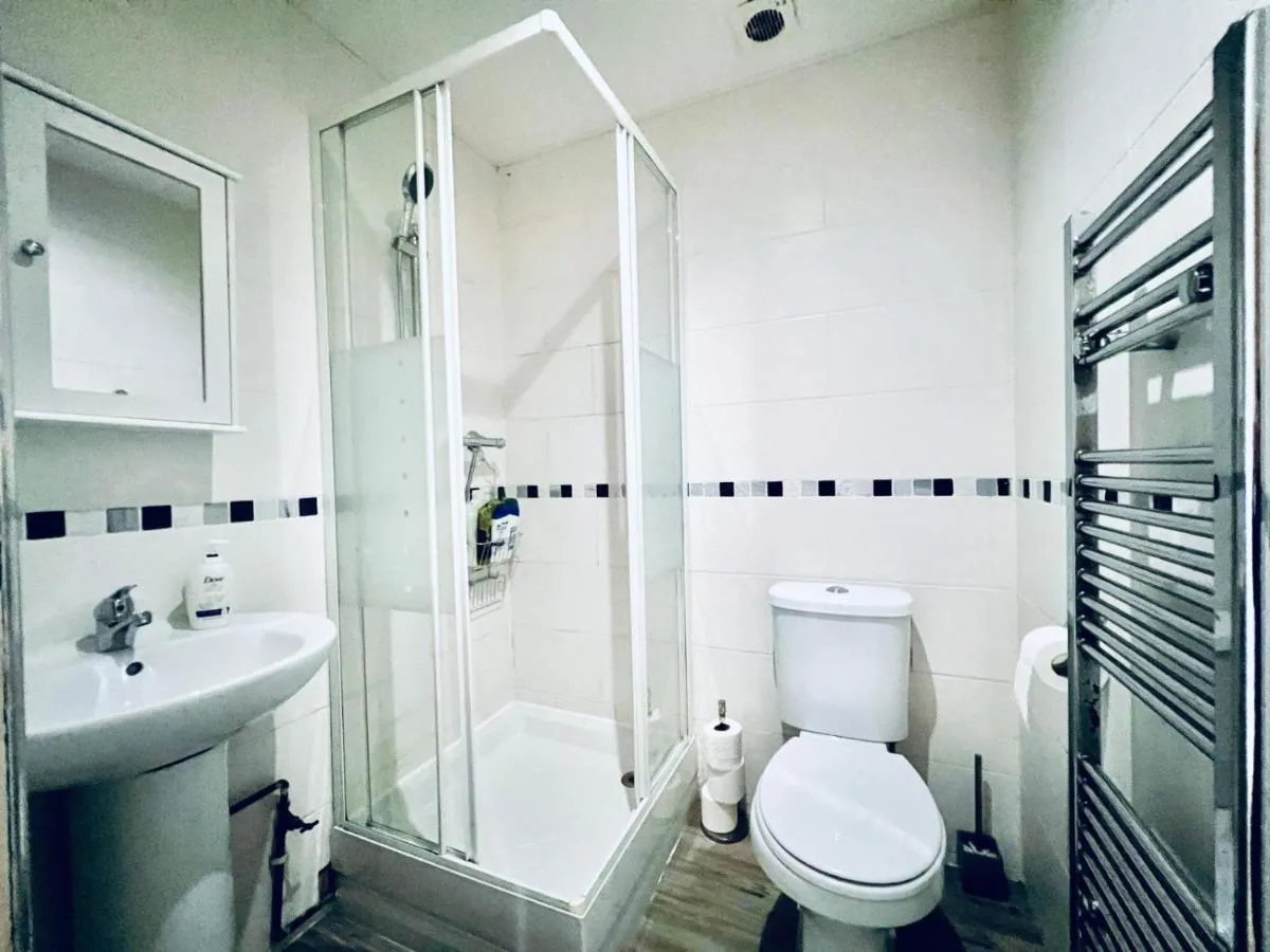Image 4 of Lovely 4 bed (sleeps 8) apartment close to city