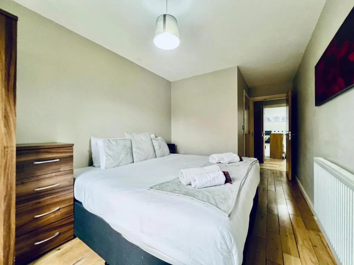 Image 3 of Lovely 4 bed (sleeps 8) apartment close to city