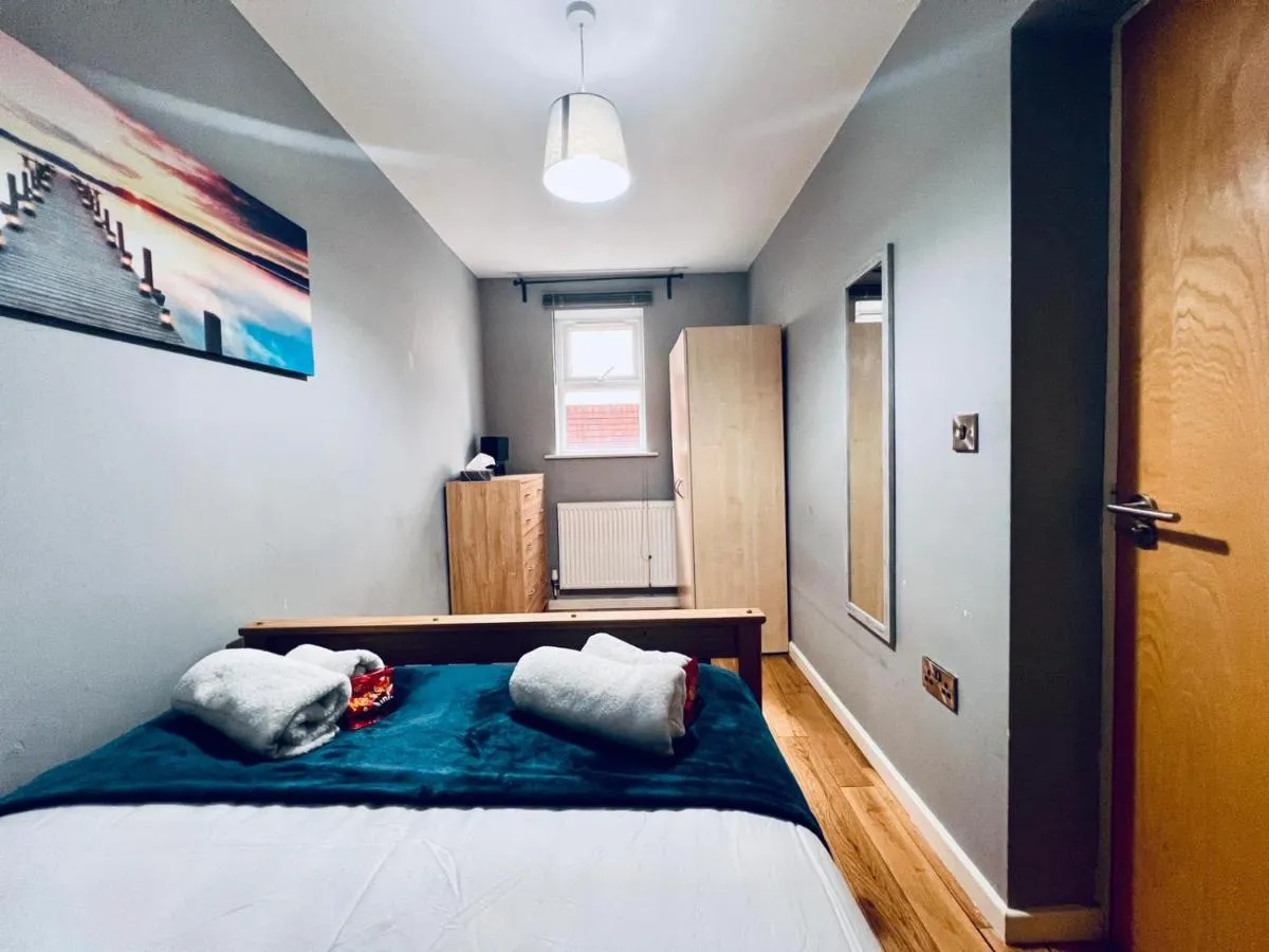 Image 6 of Lovely 4 bed (sleeps 8) apartment close to city