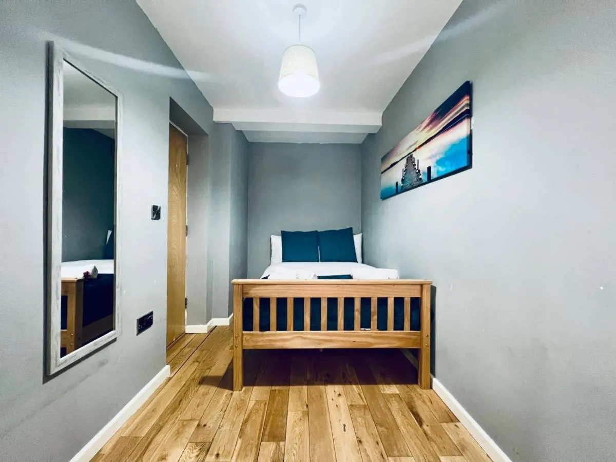 Image 5 of Lovely 4 bed (sleeps 8) apartment close to city