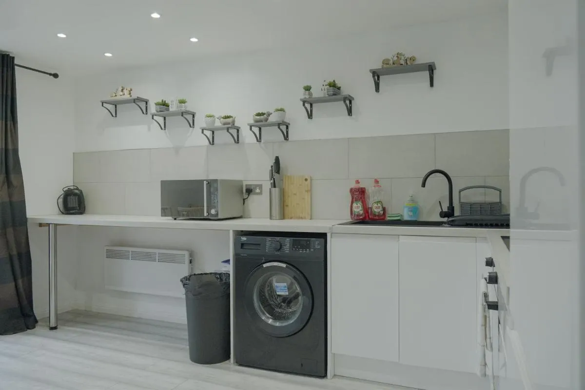 Image 6 of Lovely Modern 2 Bed Flat with parking, close to city centre