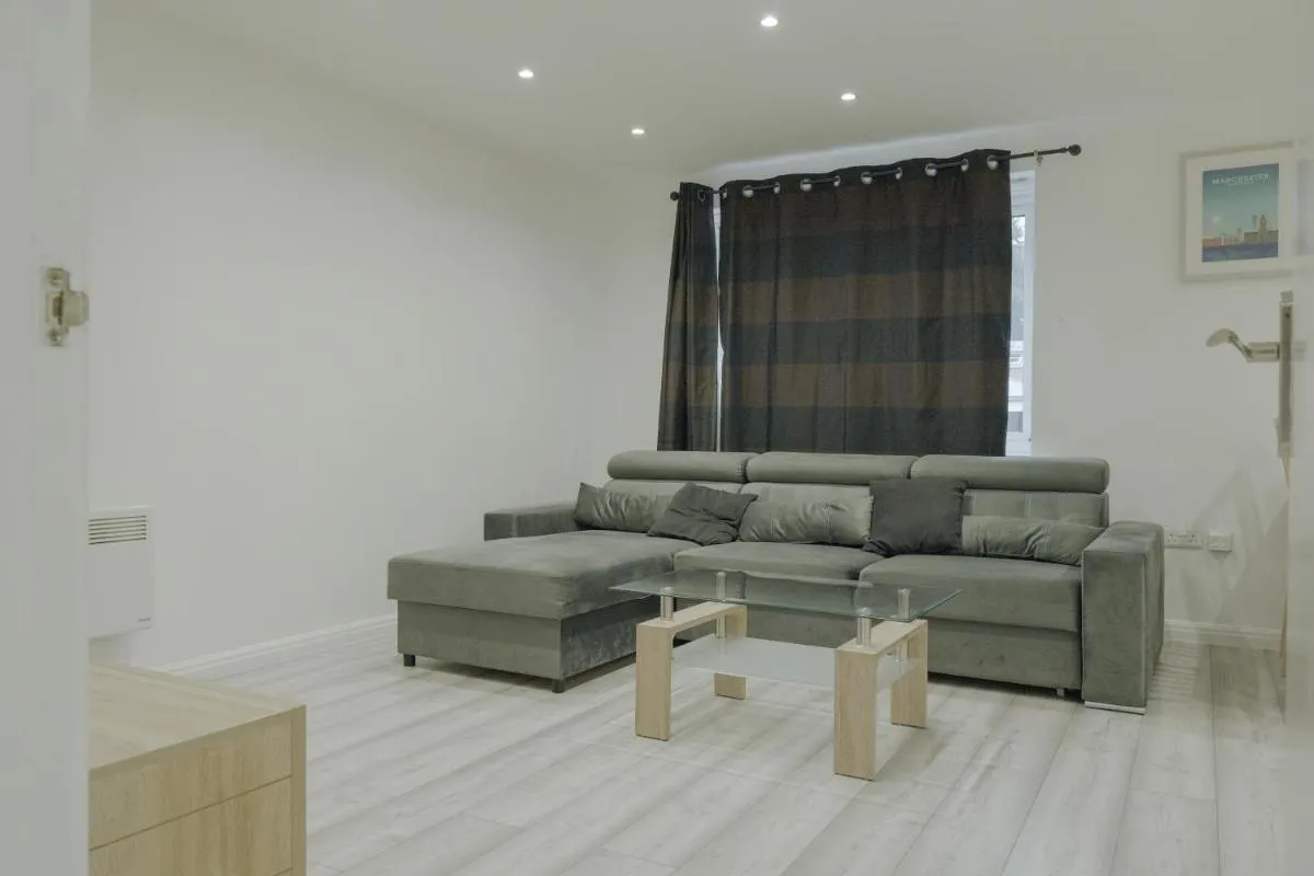 Image 5 of Lovely Modern 2 Bed Flat with parking, close to city centre