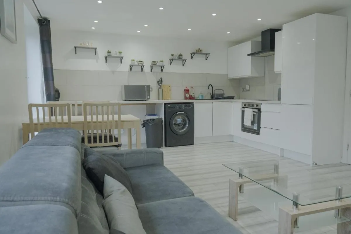Image 1 of Lovely Modern 2 Bed Flat with parking, close to city centre