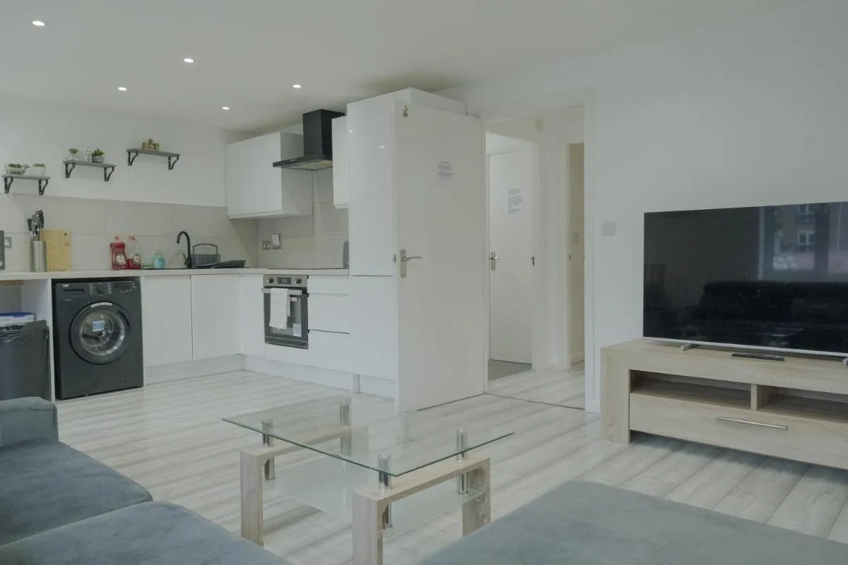 Image 2 of Lovely Modern 2 Bed Flat with parking, close to city centre