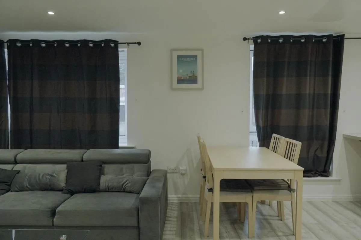 Image 4 of Lovely Modern 2 Bed Flat with parking, close to city centre