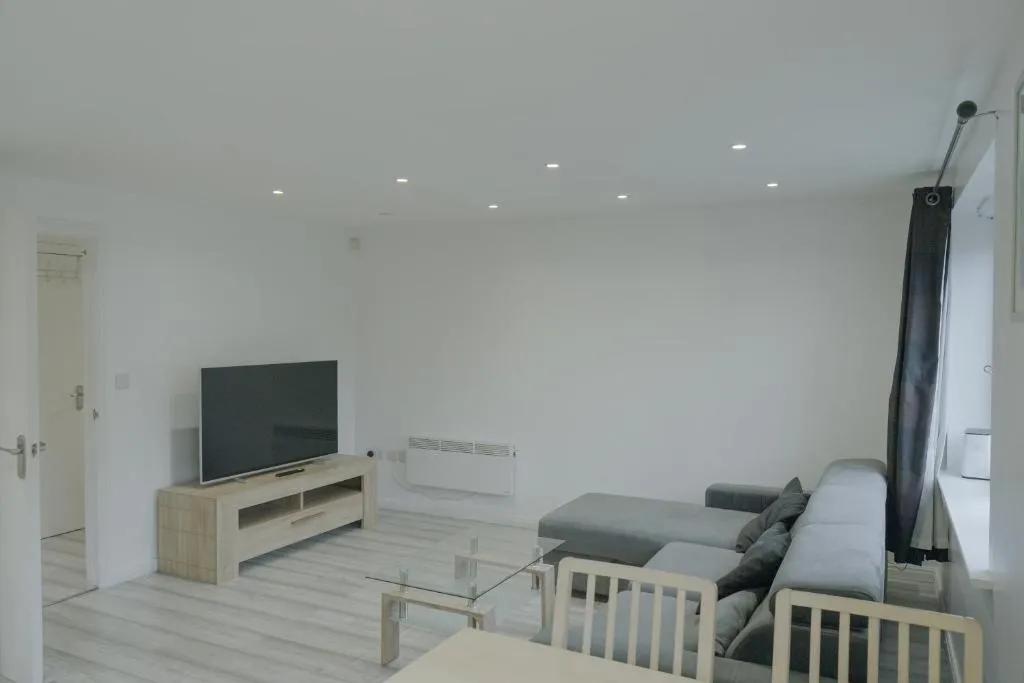Image of Lovely Modern 2 Bed Flat with parking, close to city centre