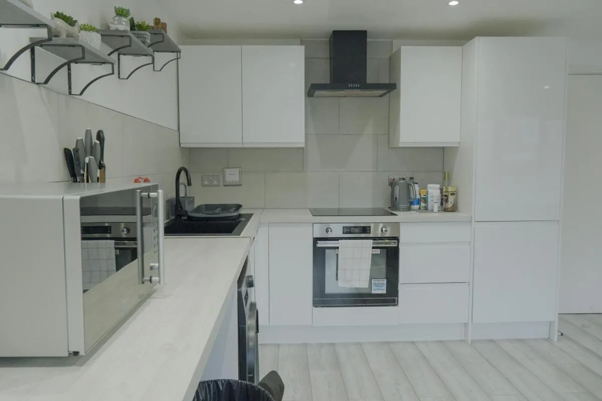 Image 3 of Lovely Modern 2 Bed Flat with parking, close to city centre
