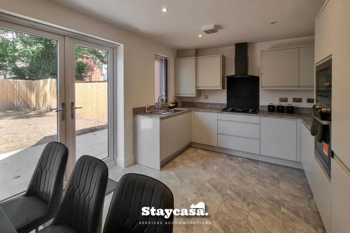 Image 5 of Lovely Modernist 4 Bed House