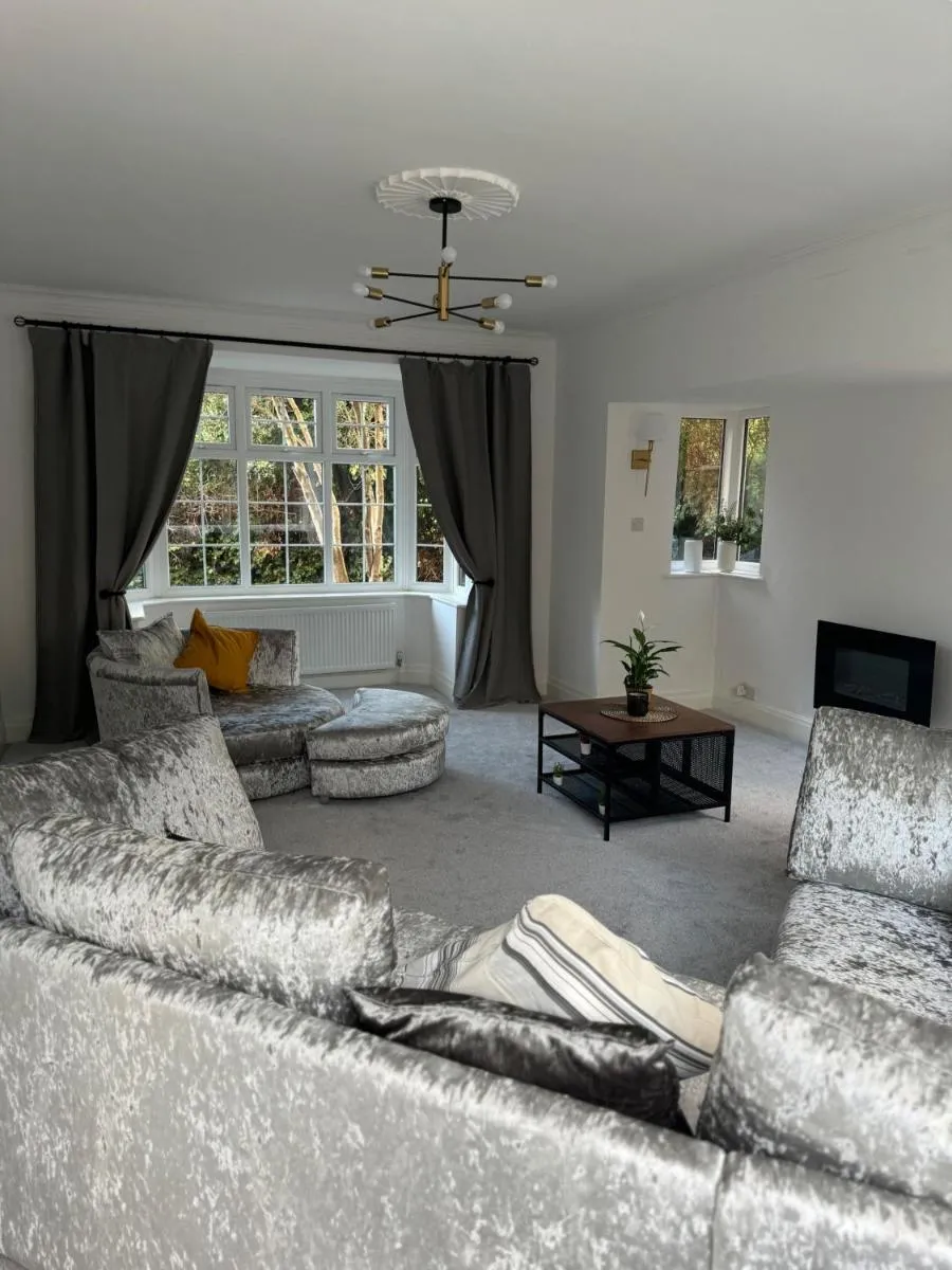 Image 3 of Luxurious Manchester Mansion with 5 Bedrooms