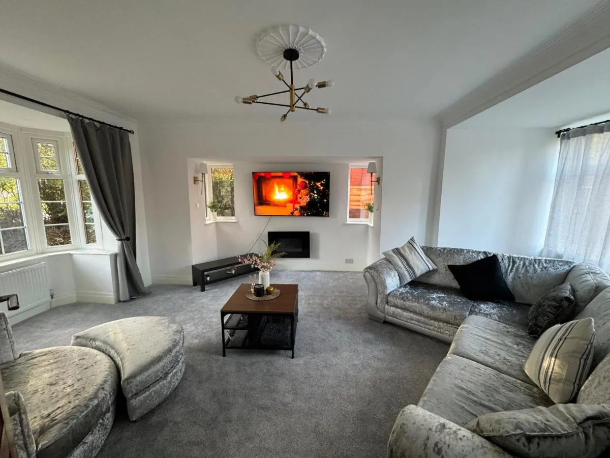 Image 2 of Luxurious Manchester Mansion with 5 Bedrooms