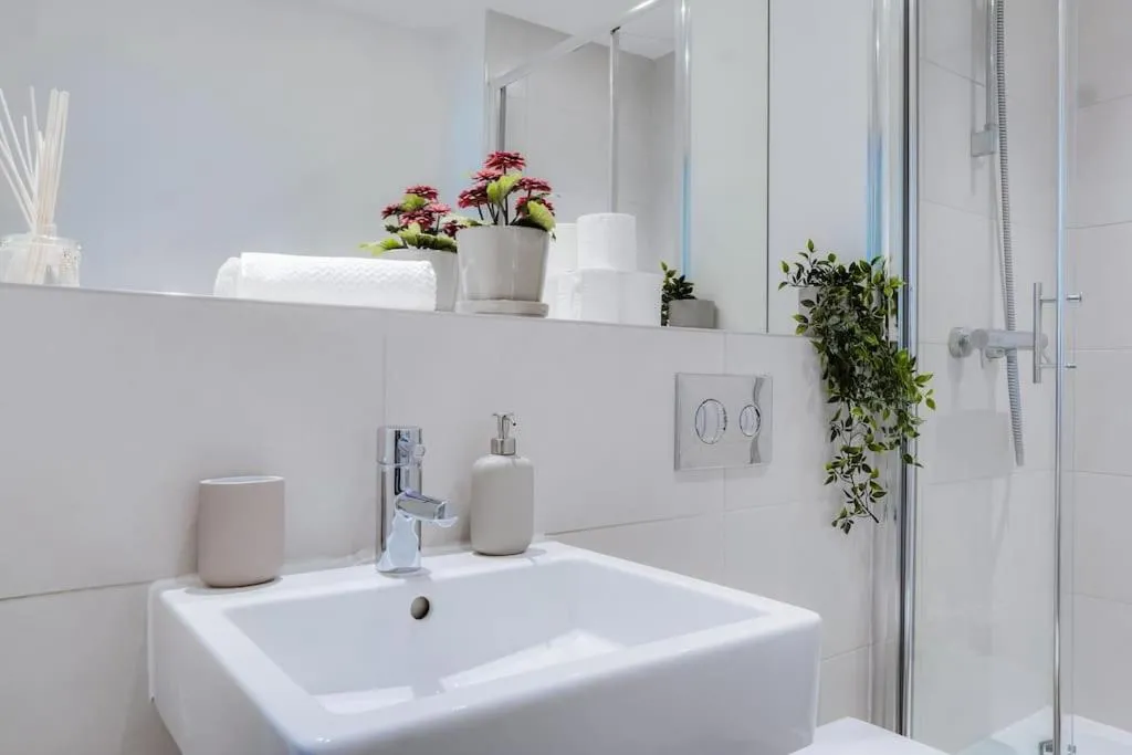 Image 2 of Luxury 2Bd 2BR Free Parking 2 min walk to station