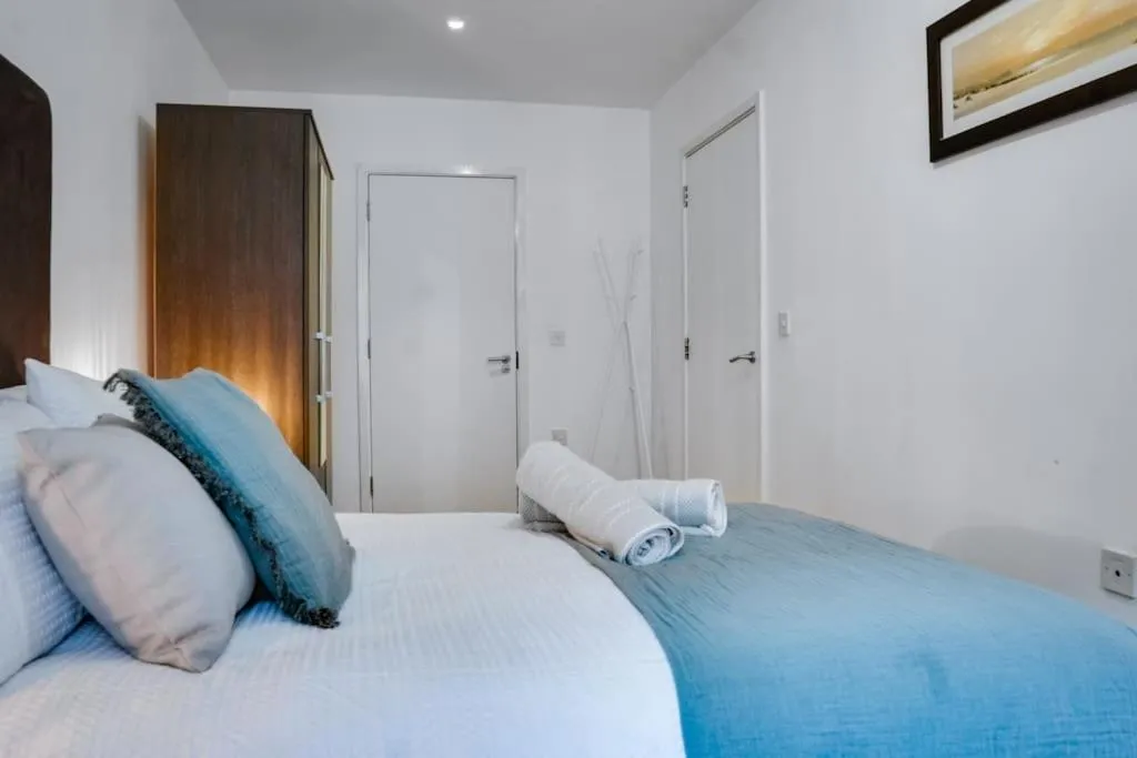 Image 3 of Luxury 2Bd 2BR Free Parking 2 min walk to station