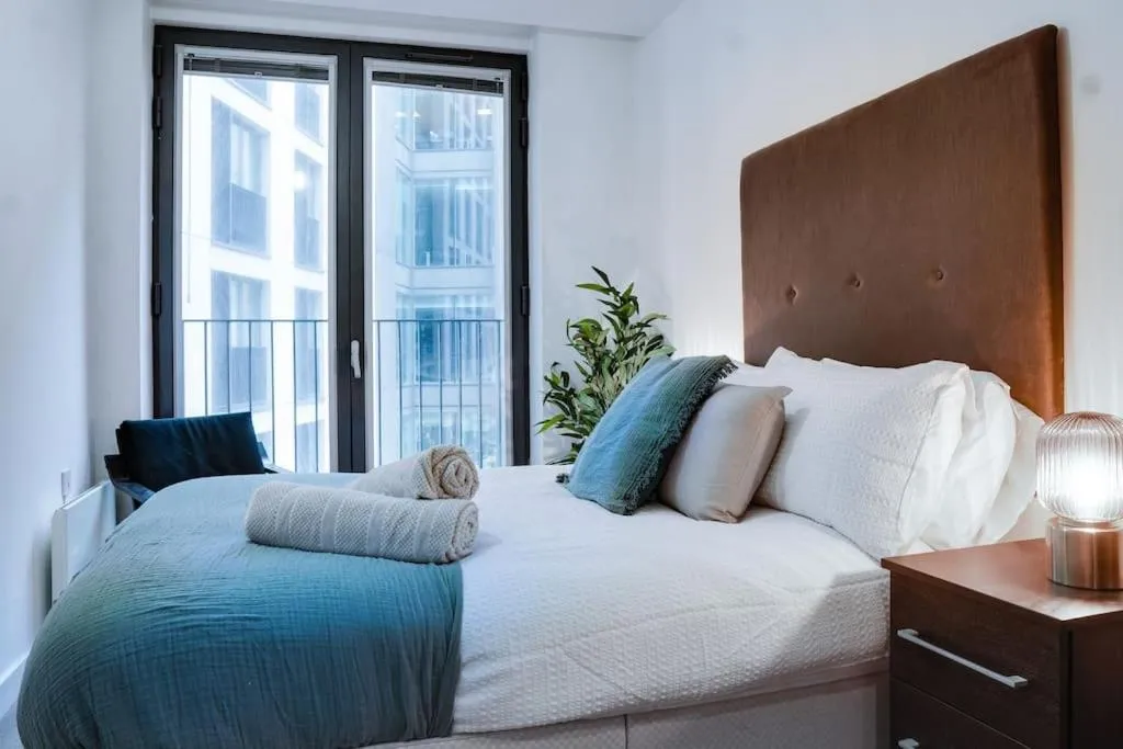 Image 4 of Luxury 2Bd 2BR Free Parking 2 min walk to station