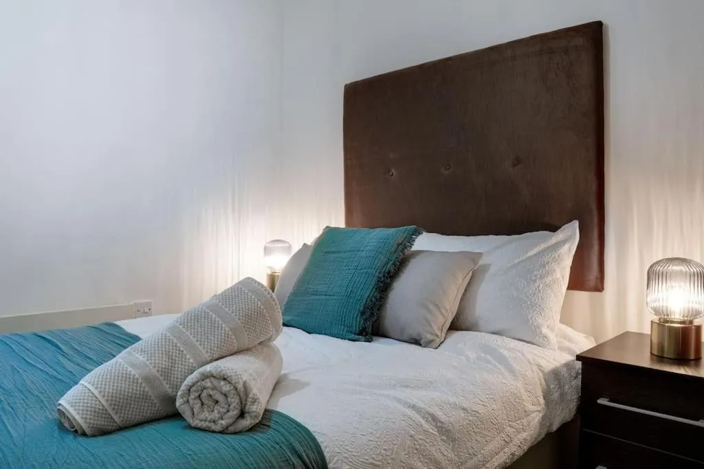 Image 5 of Luxury 2Bd 2BR Free Parking 2 min walk to station