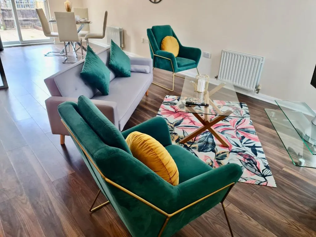 Image of Luxury 3 Bedroom House Near Etihad Stadium and CoOp arena