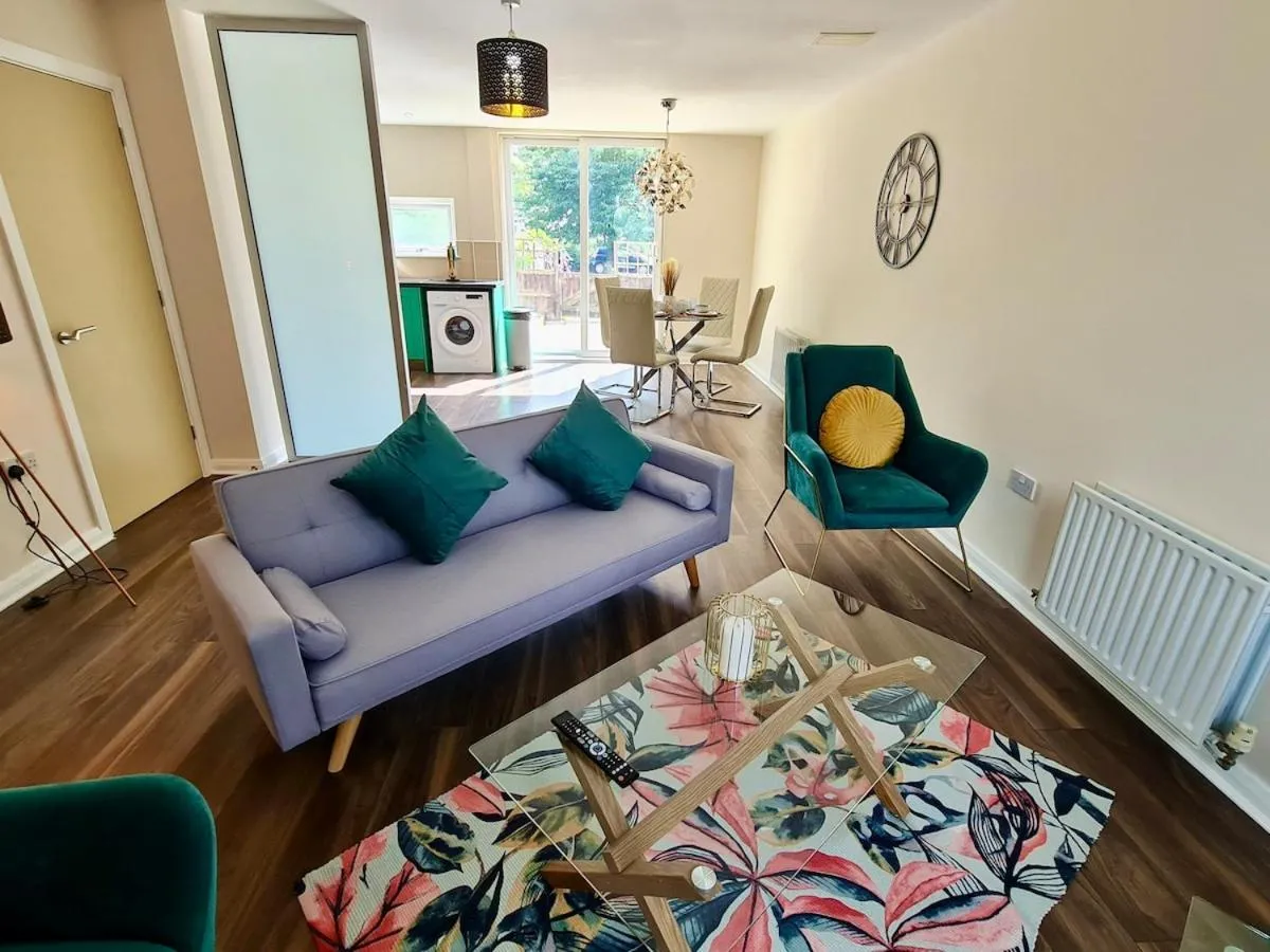 Image 3 of Luxury 3 Bedroom House Near Etihad Stadium and CoOp arena