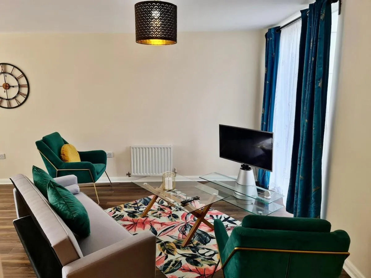 Image 2 of Luxury 3 Bedroom House Near Etihad Stadium and CoOp arena