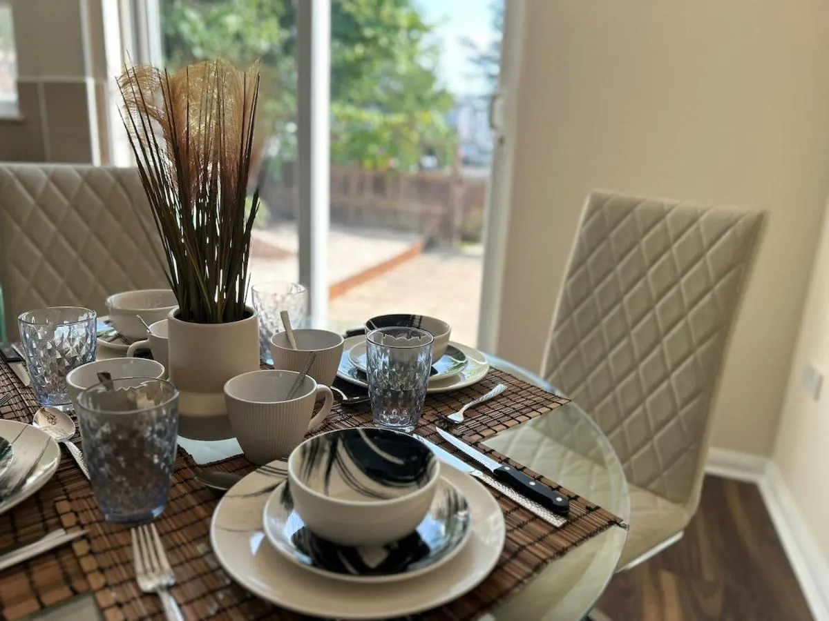 Image 5 of Luxury 3 Bedroom House Near Etihad Stadium and CoOp arena