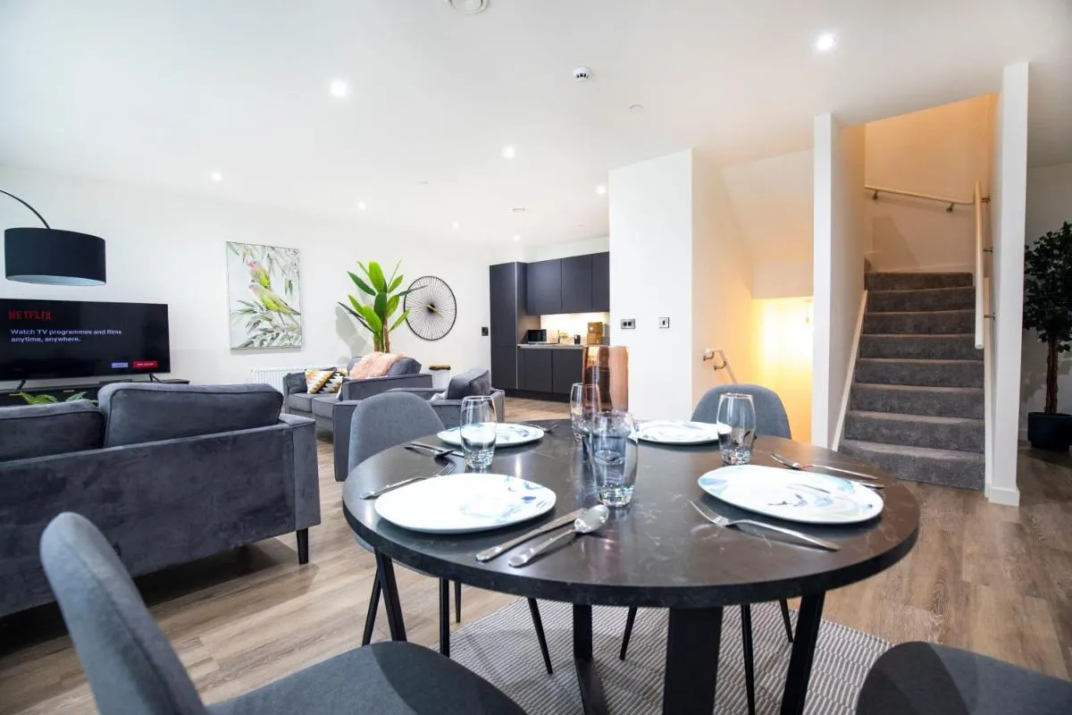 Image 4 of Luxury Free Parking Townhouse