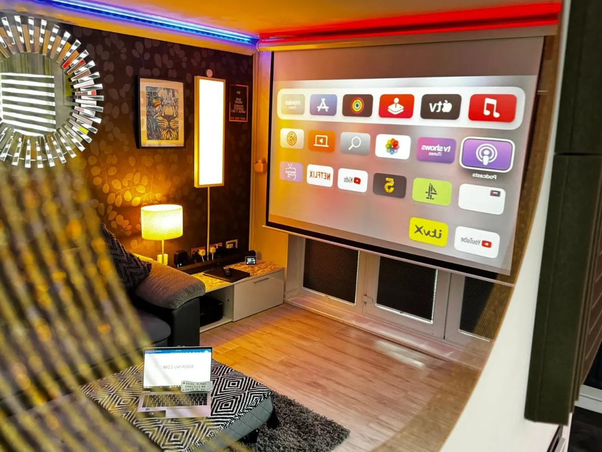 Image 2 of Luxury Spacious Modern Apartment near city centre