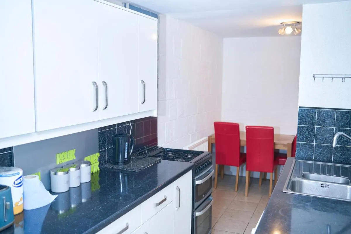 Image 4 of Manchester 2Dbed Tv CloseToLocalSights