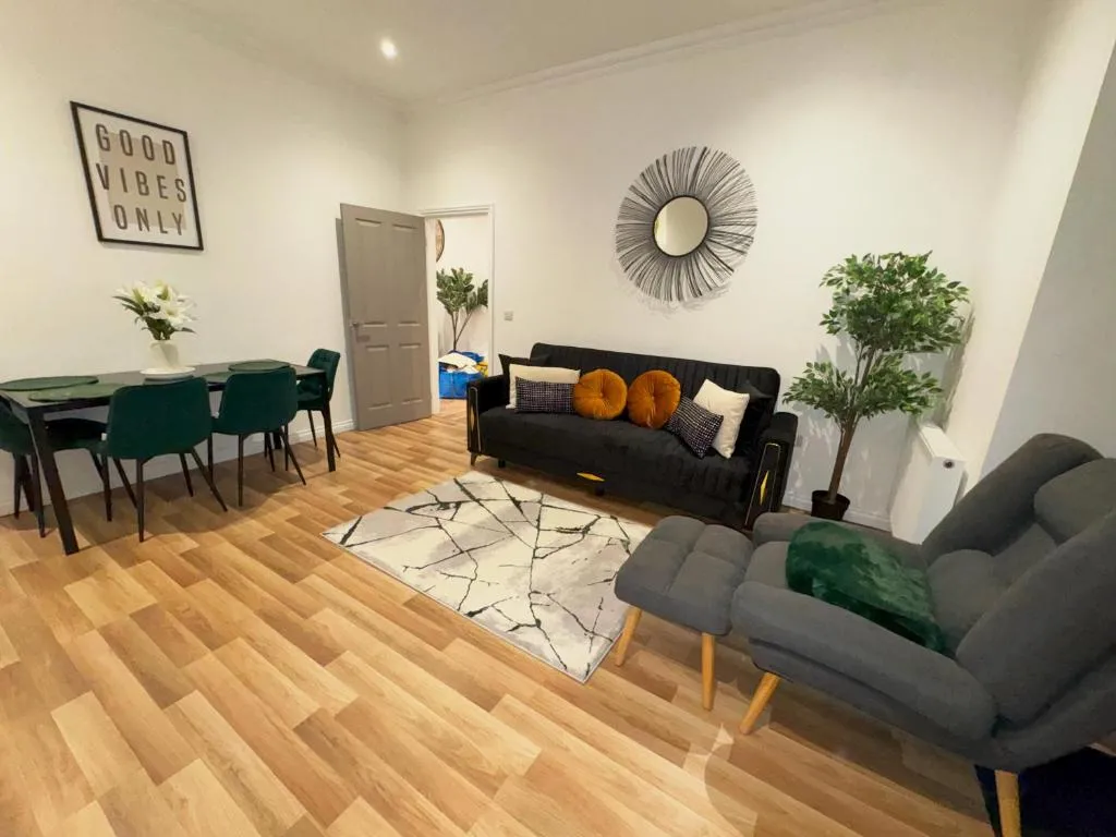 Image of Manchester – 4 Beds – Sleeps 7 – Street Parking