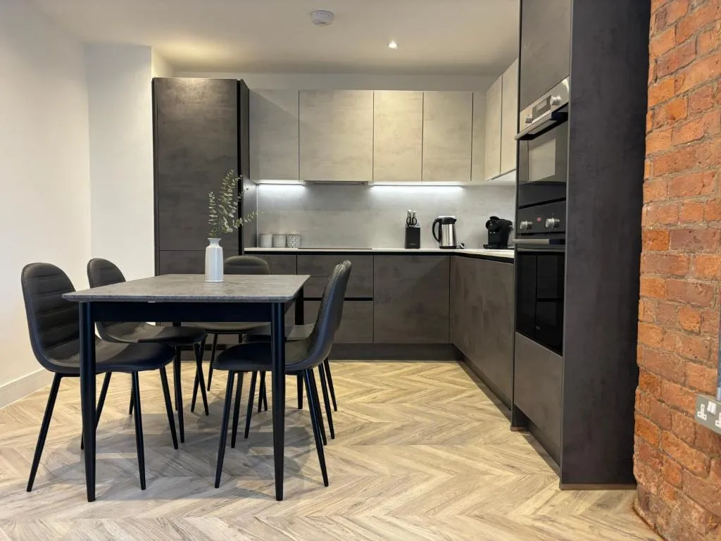 Image of Manchester Apt, Free Parking, Business, Couples & Families