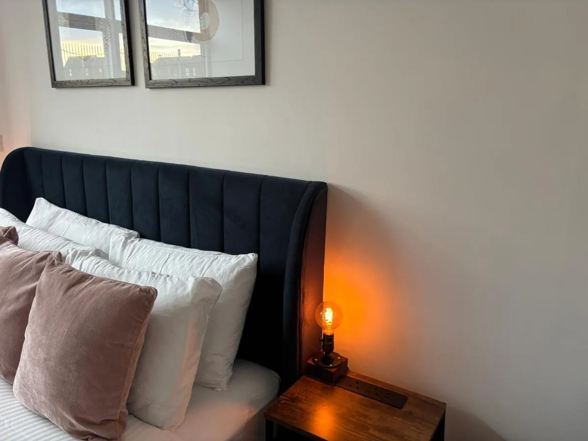 Image 2 of Manchester Apt, Free Parking, Business, Couples & Families