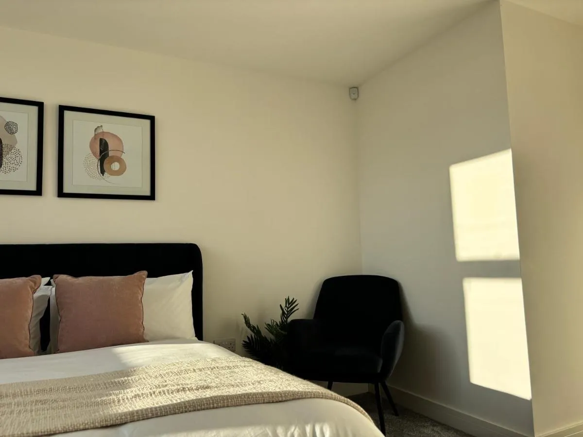 Image 1 of Manchester Apt, Free Parking, Business, Couples & Families