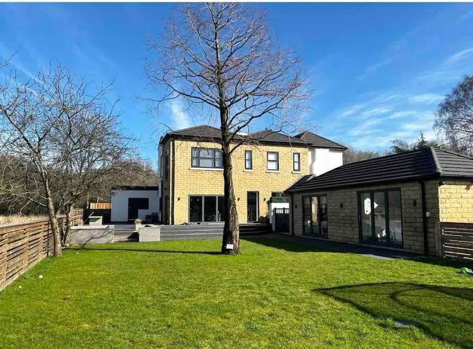 Image of Manchester Luxury Country House Close To The City With Hot Tub & BBQ Fire Pit.