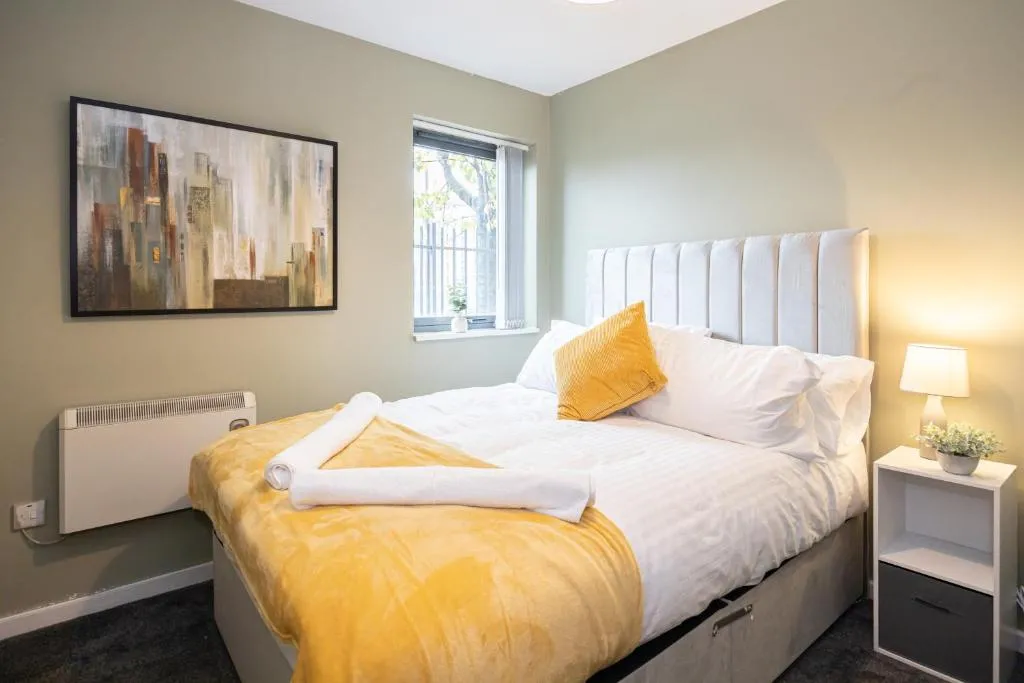 Image of Manchester – Luxury Serviced Apartment, Close to Old Trafford, City Centre, Media City, Etihad, Coop Live, AO Arena, Salford Quays, sleeps up to 6, with Free Private Car Parking