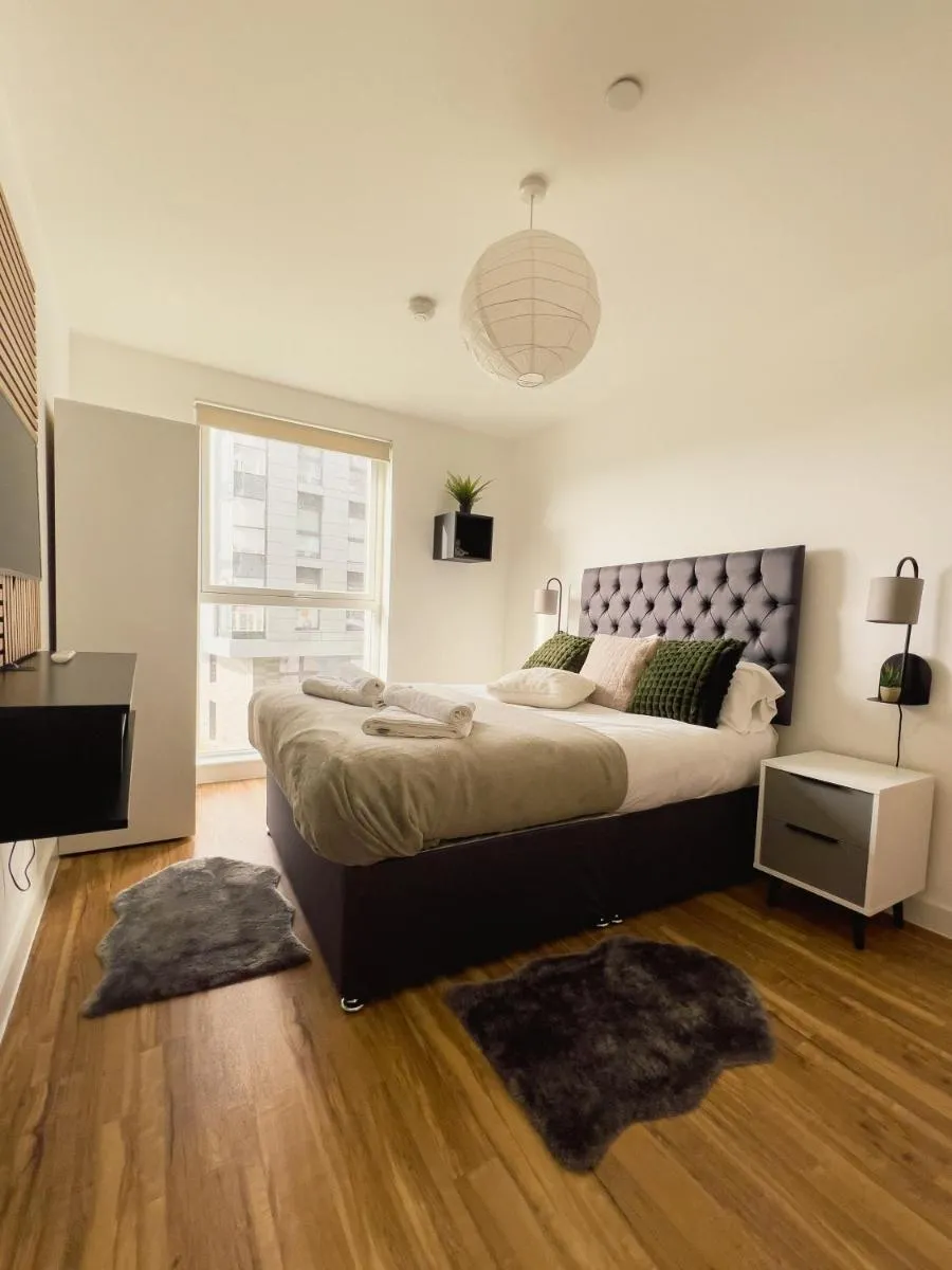 Image 3 of Manchester’s Luxurious 2-Bed Haven with Balcony – Canal Views & Proximity to Manchester United