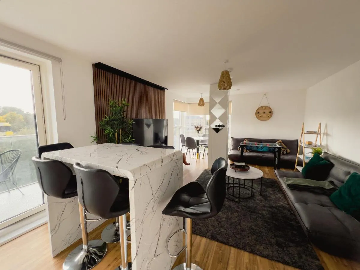 Image 4 of Manchester’s Luxurious 2-Bed Haven with Balcony – Canal Views & Proximity to Manchester United