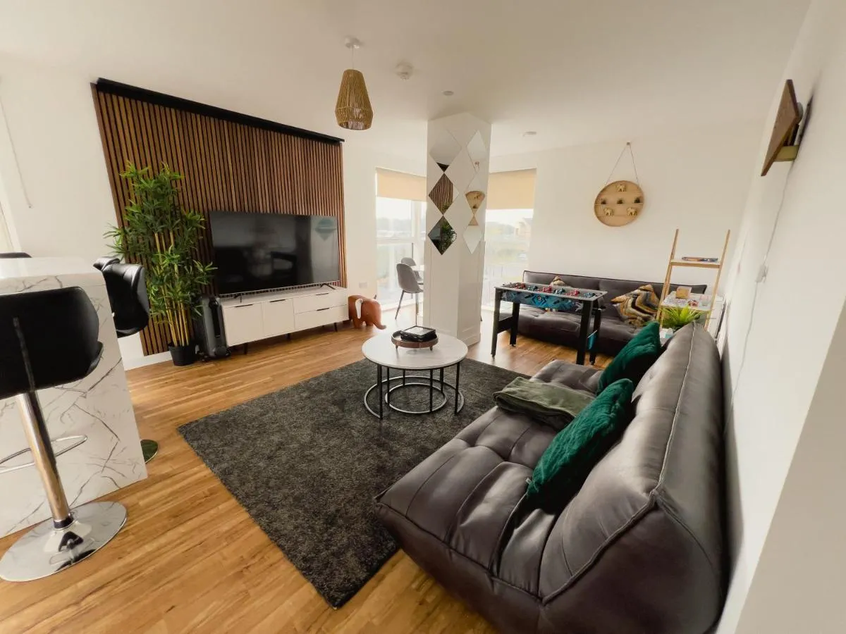 Image 1 of Manchester’s Luxurious 2-Bed Haven with Balcony – Canal Views & Proximity to Manchester United