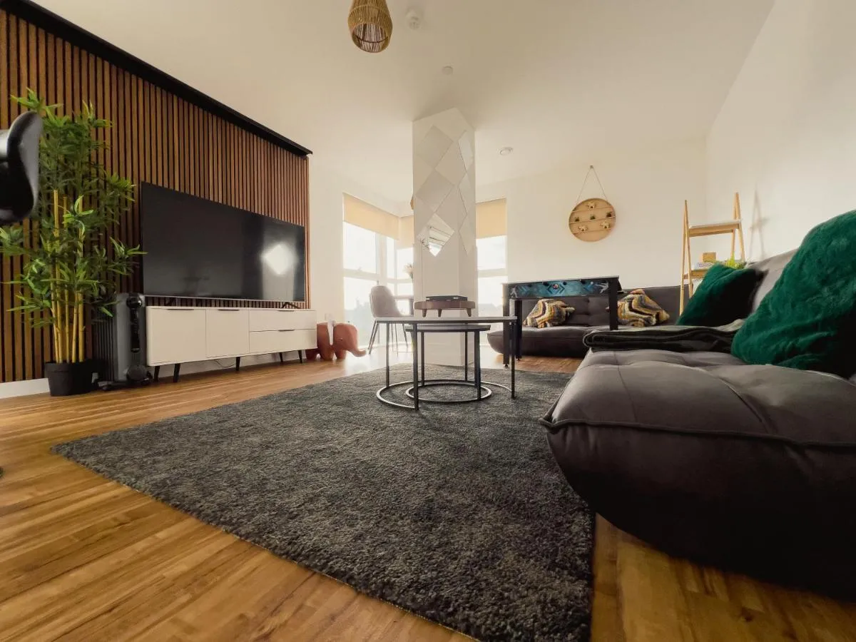 Image 6 of Manchester’s Luxurious 2-Bed Haven with Balcony – Canal Views & Proximity to Manchester United