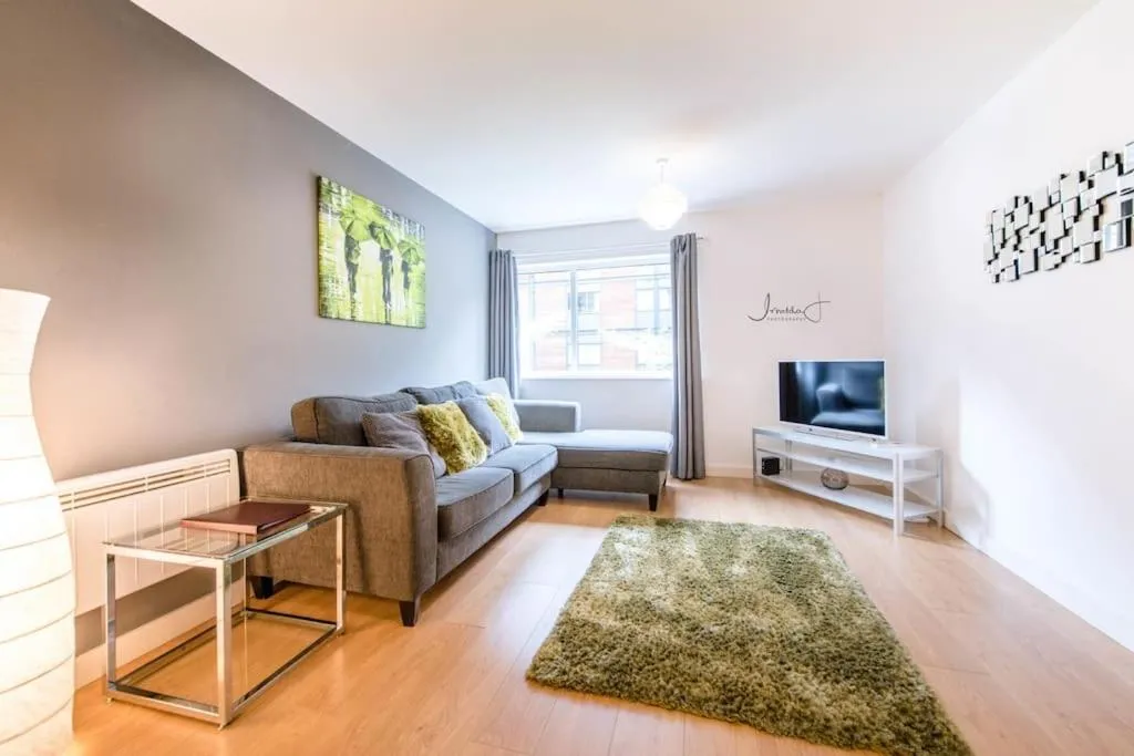 Image 3 of Modern 1KB 1DB Apt – Salford Quays
