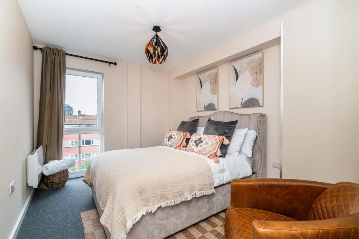 Image 4 of Modern 2bed in Manchester