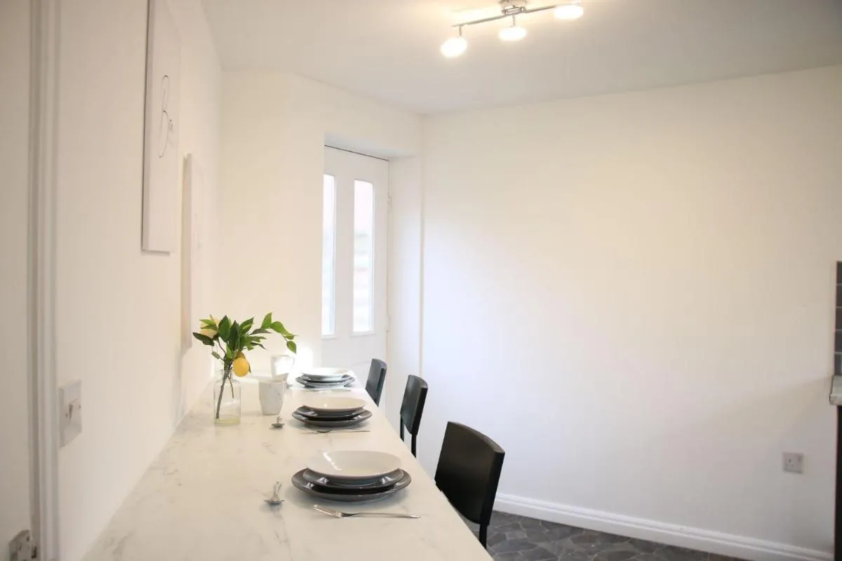 Image 2 of Modern Central Townhouse-Free Parking-Pool Table
