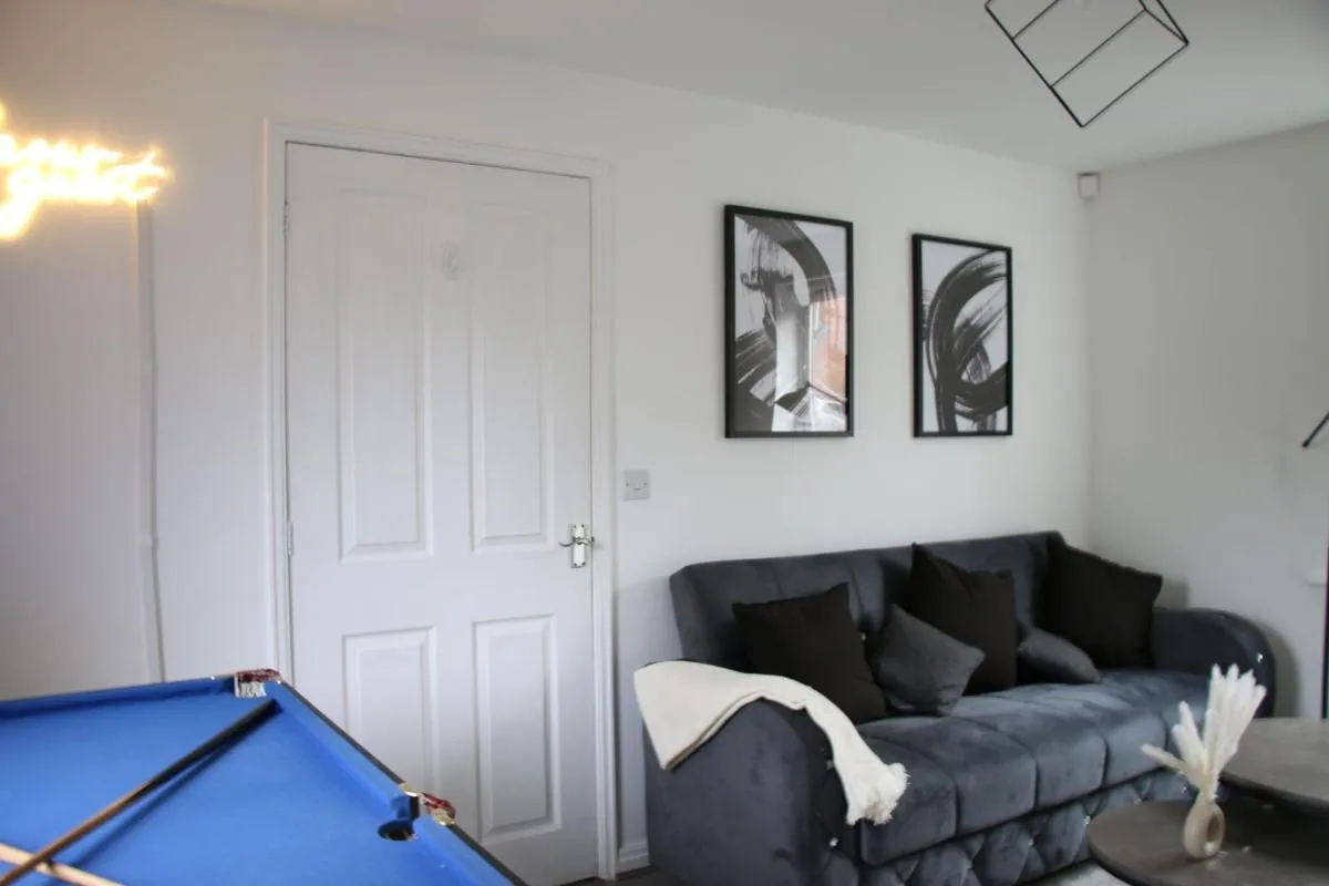 Image 6 of Modern Central Townhouse-Free Parking-Pool Table