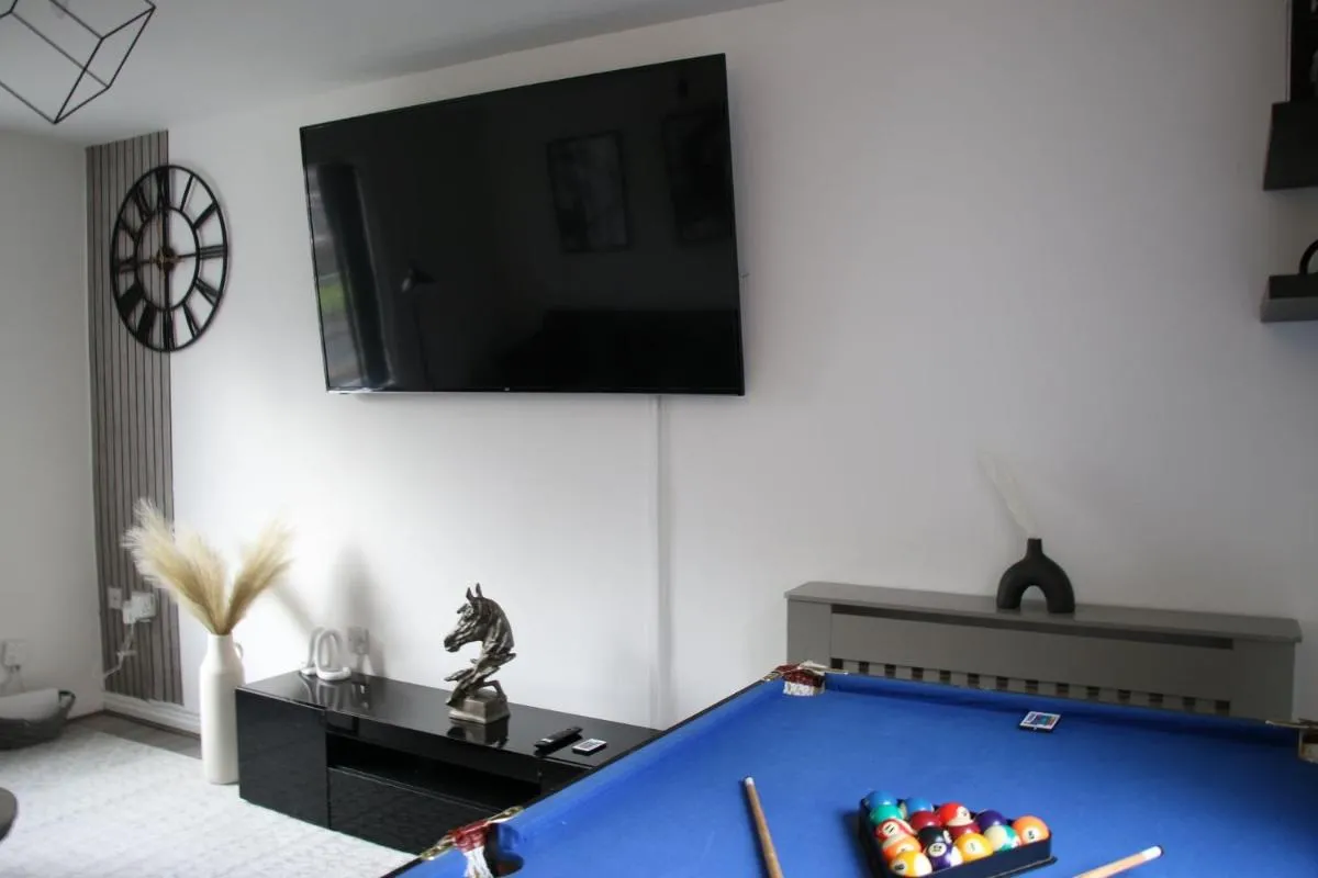 Image 1 of Modern Central Townhouse-Free Parking-Pool Table