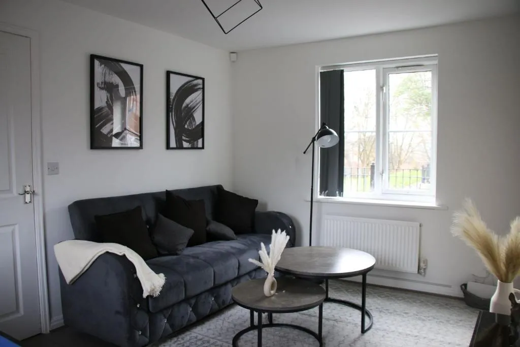 Image of Modern Central Townhouse-Free Parking-Pool Table