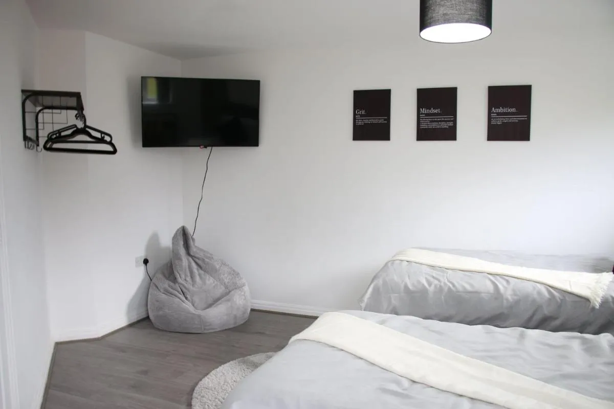 Image 4 of Modern Central Townhouse-Free Parking-Pool Table
