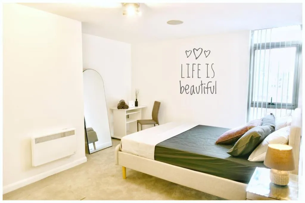 Image 2 of Modern Manchester City Centre Apartment