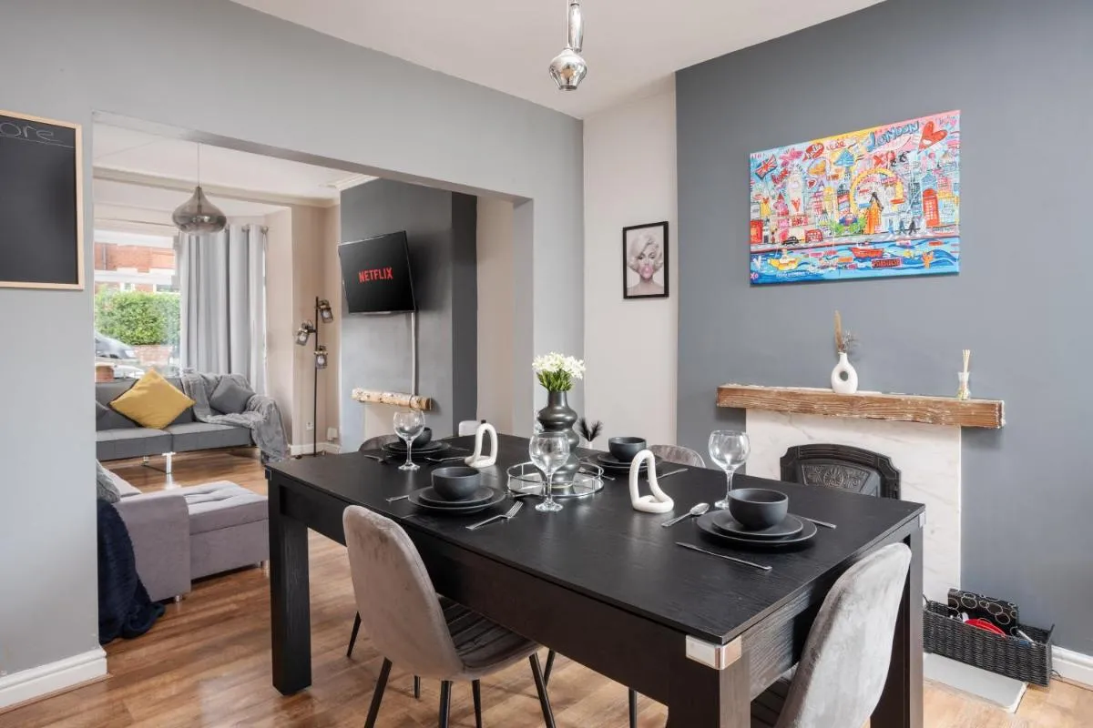 Image 5 of Modern & Spacious – Pool Table – Free Parking – Sleeps 10